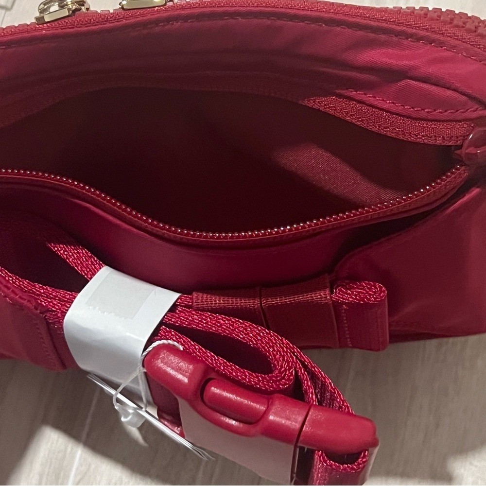NWT Lululemon 2L Crossbody Belt Bag Rumble Berry Gold Hardware - Picture 7 of 8